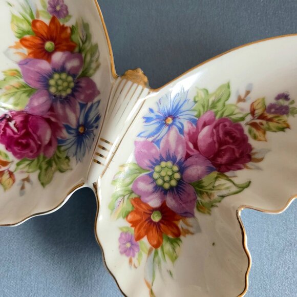Vintage Japan ceramic/porcelain butterfly trinket dish with floral design. - Picture 3 of 4